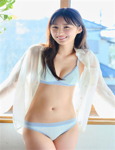 戴流苏耳环的少女